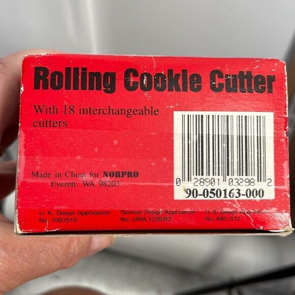 Vintage rolling cookie cutter with 18 interchangeable shapes. - Picture 8 of 9